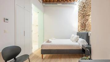 Studio | VÀrdeförvaringsskÄp pÄ rummet, strykjÀrn/strykbrÀda och gratis wi-fi