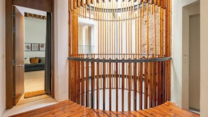 A circular wooden structure with a metal railing, likely a decorative feature or part of the interior design. - Feelathome Conde Apartments (Málaga)