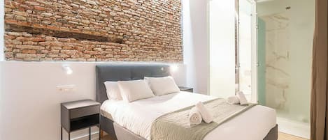 Appartement, 1 slaapkamer | Een kluis op de kamer, een strijkplank/strijkijzer, gratis wifi