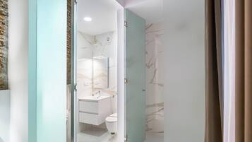 Maisonnette, 1 slaapkamer | Badkamer | Een douche, een haardroger, handdoeken, zeep