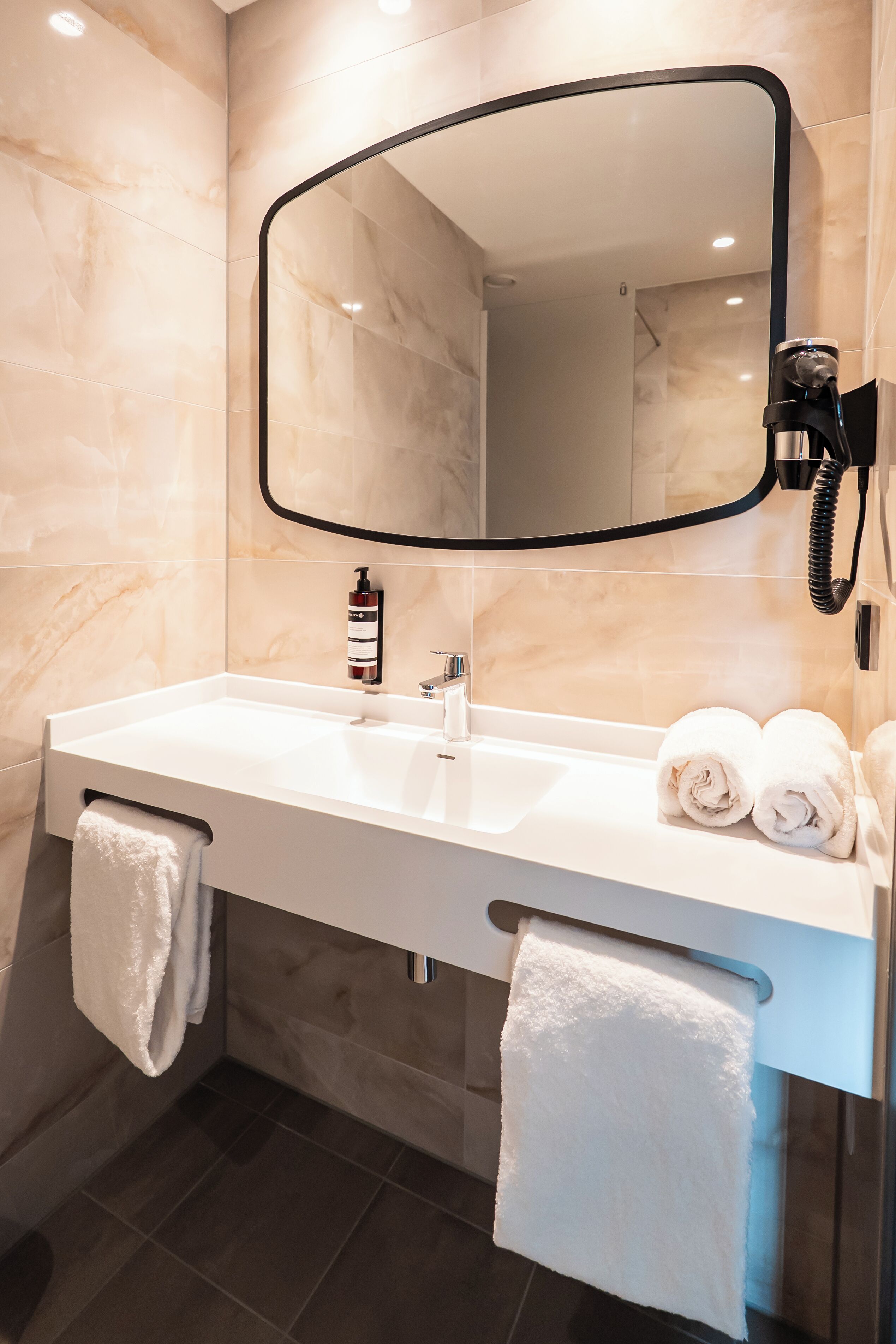 Tomannsrom – deluxe | Safe på rommet, skrivebord og wi-fi (inkludert)