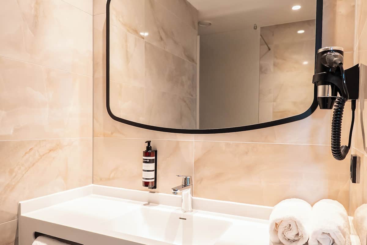 Deluxe Twin Room | In-room safe, desk, free WiFi