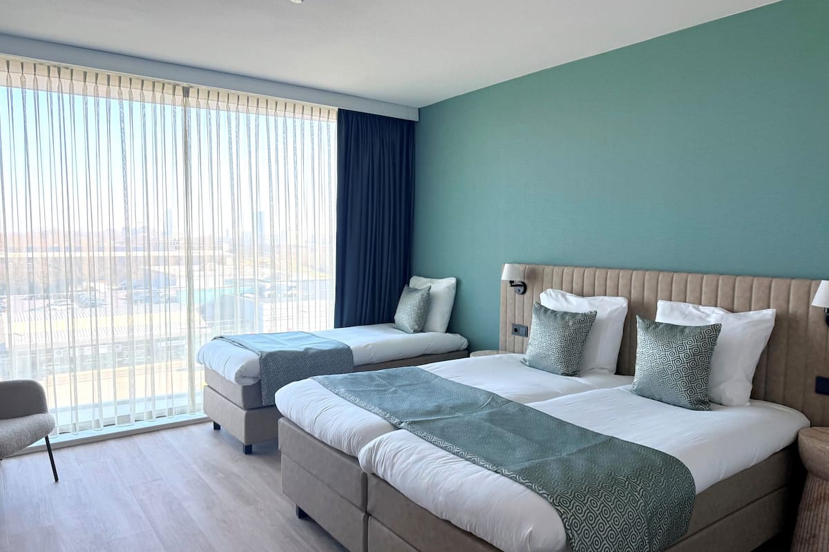 Dreibettzimmer | Minibar, Zimmersafe, Schreibtisch, kostenloses WLAN