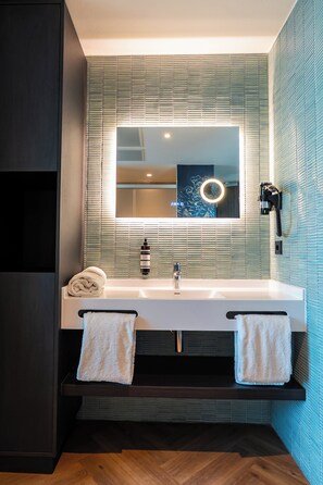 Phòng đôi Executive, không hút thuốc | Phòng tắm | Máy sấy tóc, khăn tắm, xà phòng, dầu gội 