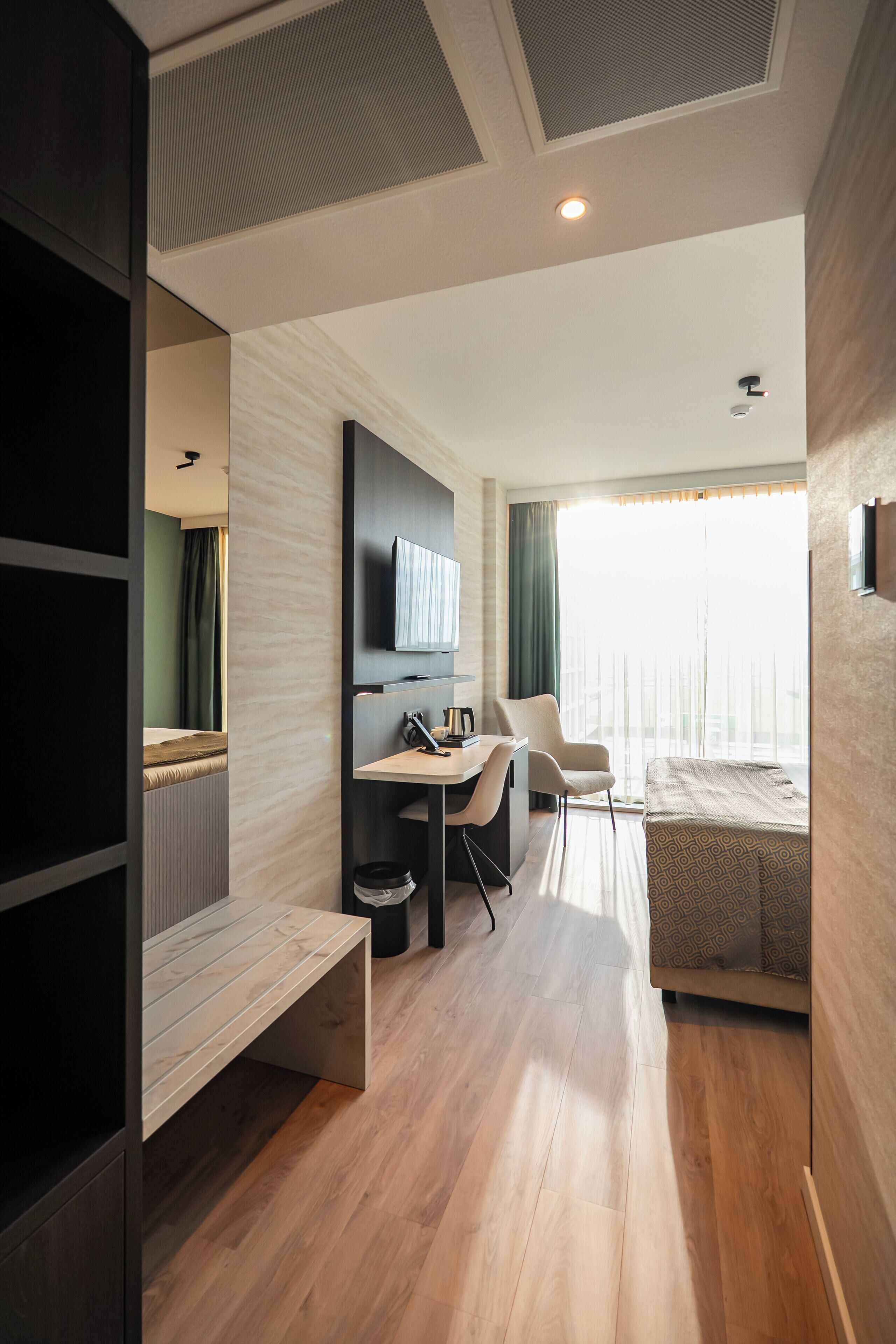 Minibar, safe på rommet, skrivebord og wi-fi (inkludert)