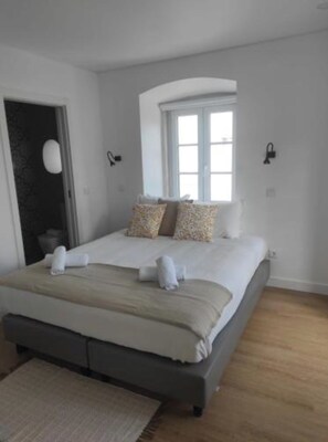 2 habitaciones, tabla de planchar con plancha, wifi y ropa de cama 