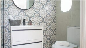 SĂšche-cheveux, serviettes fournies, savon, papier toilette