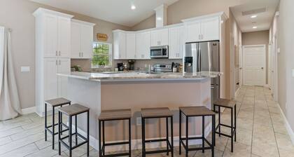 4-bedroom 2-bathroom charming house in Ocala with AC, WiFi. Enjoy your stay