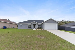 Exterior - 4-bedroom 2-bathroom charming house in Ocala with AC, WiFi. Enjoy your stay (Ocala)