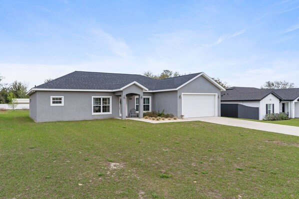 Exterior - 4-bedroom 2-bathroom charming house in Ocala with AC, WiFi. Enjoy your stay (Ocala)