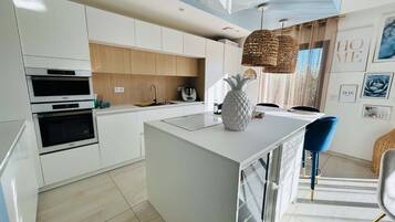 Réfrigérateur, micro-ondes, four, plaque de cuisson