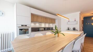 Geladeira, micro-ondas, fogão, cooktop