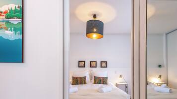 2 habitaciones, tabla de planchar con plancha, cuna de viaje y wifi