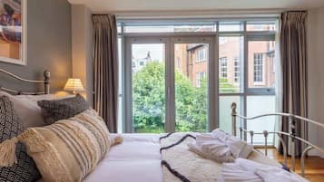 4 bedrooms, iron/ironing board, travel cot, WiFi