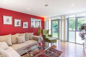 Télévision, livres, espaces bureaux