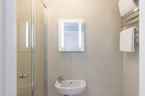 Douche, sèche-cheveux, savon, shampoing