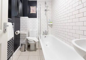 Een douche, een haardroger, zeep, shampoo