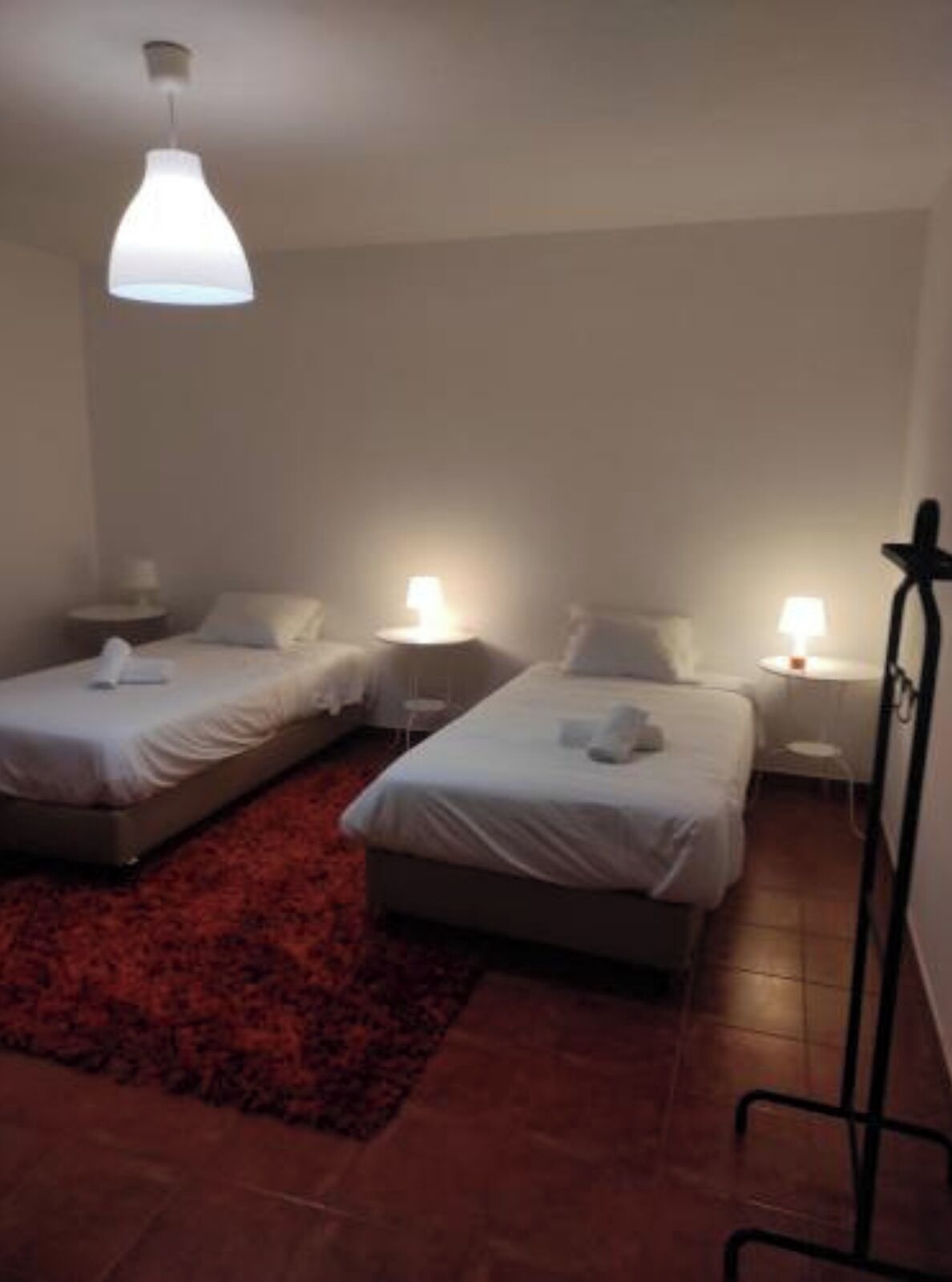 2 عدّة غرف نوم ومكواة/لوح كي وواي فاي وملاءات أسرّة