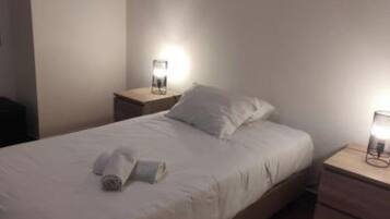 2 makuuhuonetta, silitysrauta/-lauta, Wi-Fi, vuodevaatteet