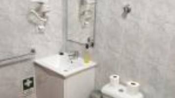 Hiustenkuivaaja, pyyhkeet, saippua, vessapaperi