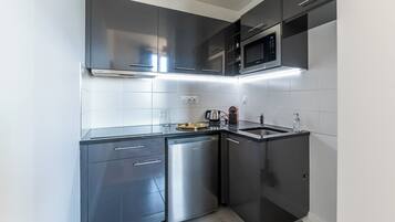 Réfrigérateur, micro-ondes, plaque de cuisson, cafetiÚre/bouilloire