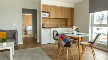 Apartment, 1 Bedroom, Balcony, Garden View | Dining room