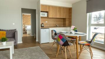 Apartment, 1 Bedroom, Balcony, Garden View | Dining room