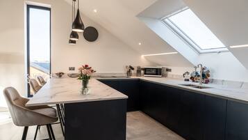 Refrigerador, microondas, horno y lavavajillas