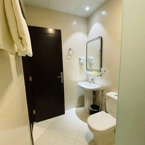 Shower, hair dryer, towels, soap - Baithans Furnished Apartments - One Bedroom Apartment - Balcony (Ajman)