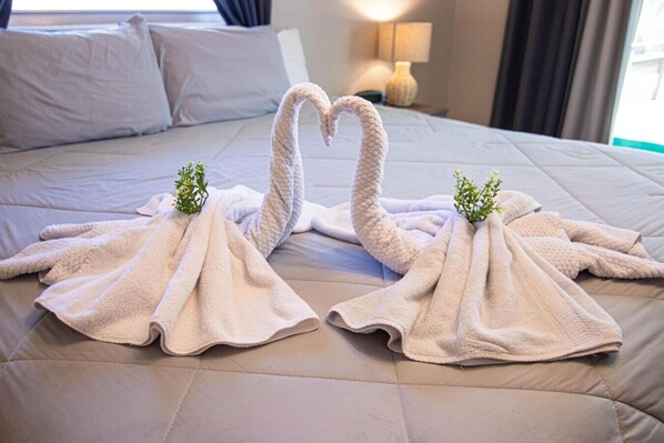 3 chambres, bureau, fer et planche à repasser, lit parapluie