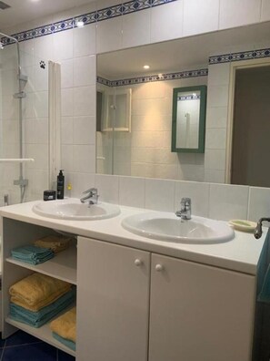 Doccia, bidet, asciugamani, sapone