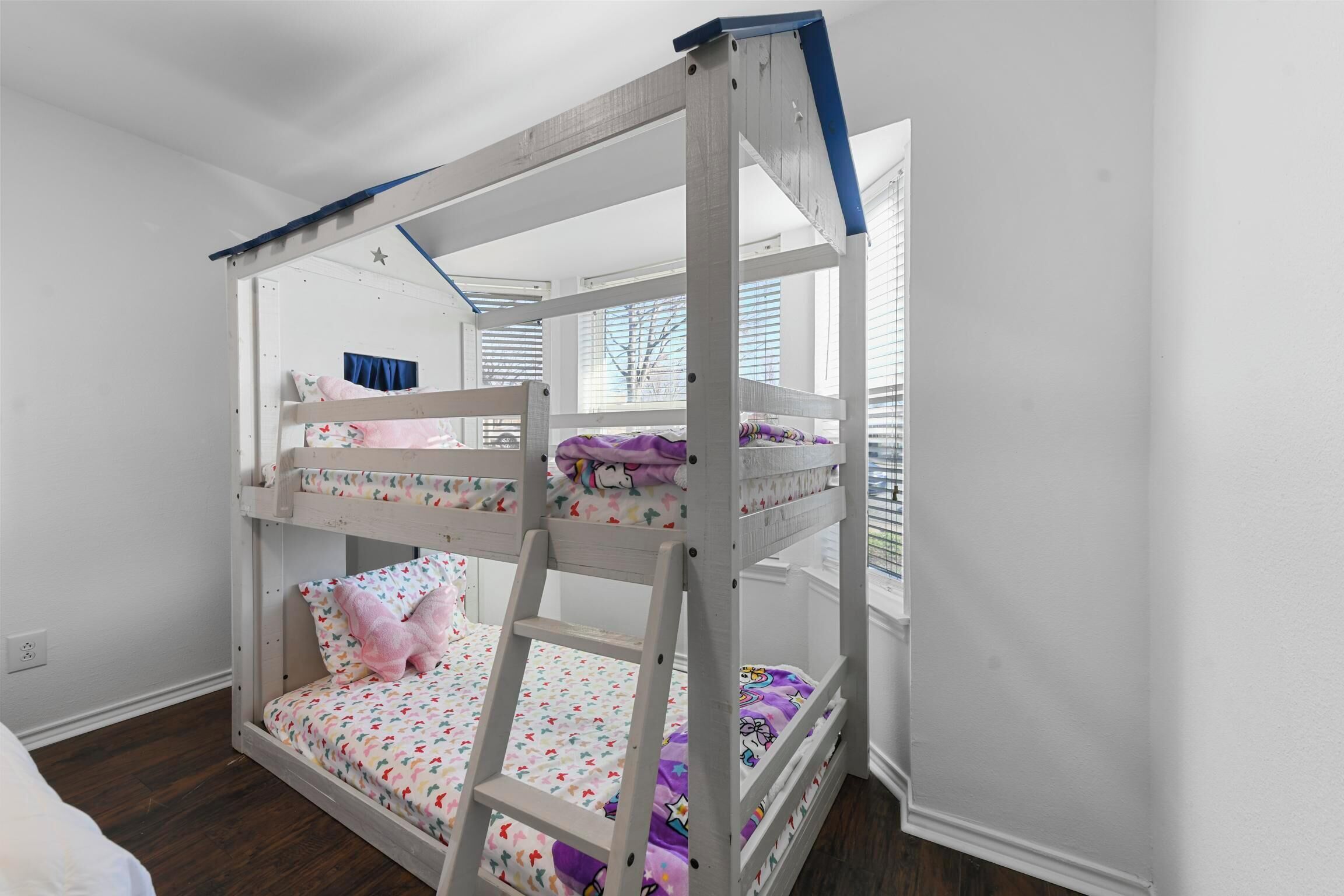 3 sovrum, skrivbord, strykjärn/strykbräda och resesäng