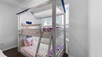 3 sovrum, skrivbord, strykjÀrn/strykbrÀda och resesÀng