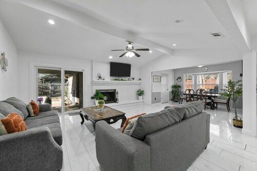 Diamond Waters near DFW & Stadium with Private Pool