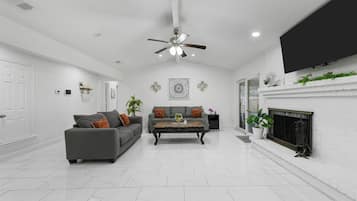 TV connectée, cheminée, écrans d'ordinateur