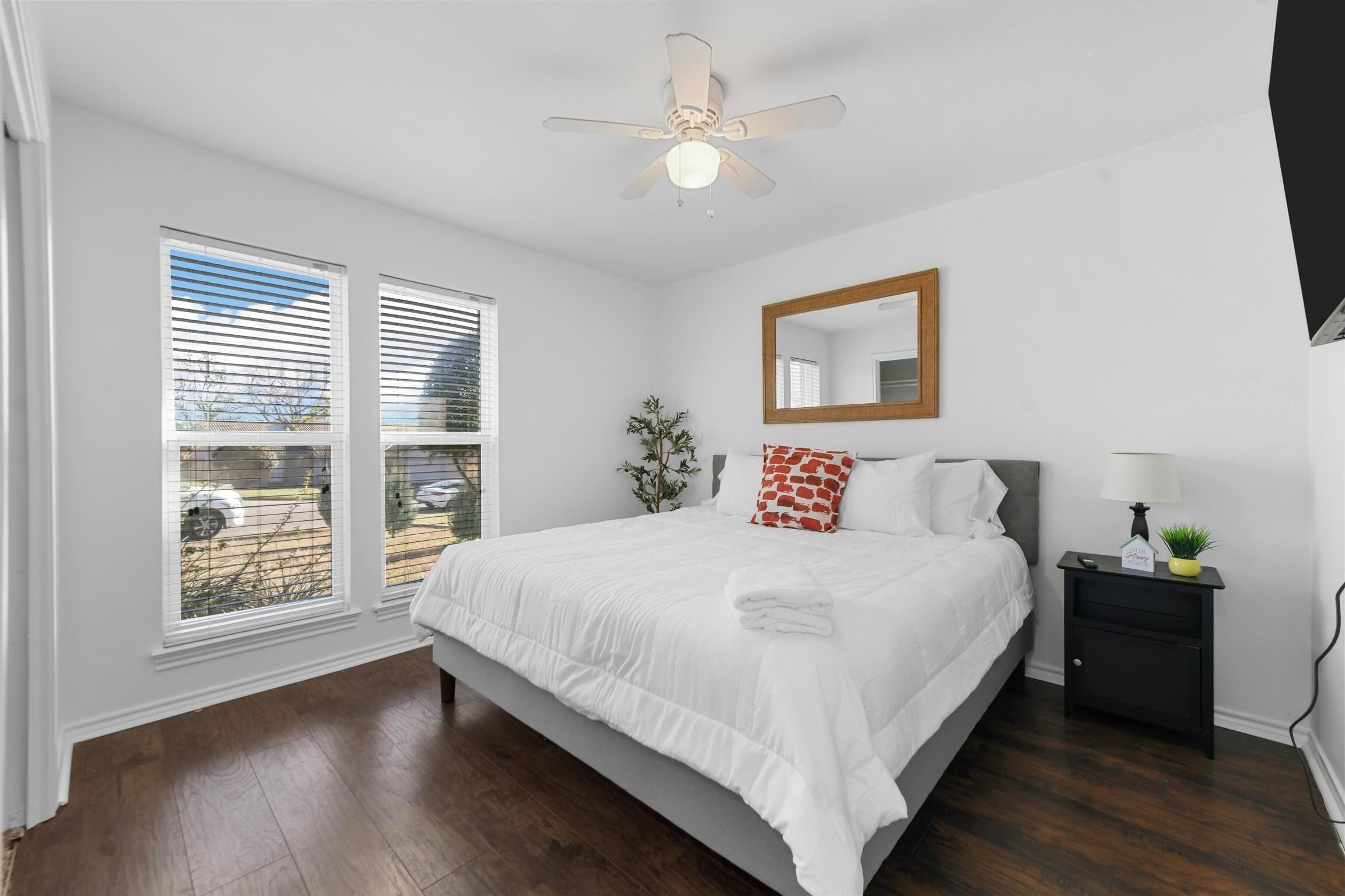 3 chambres, bureau, fer et planche à repasser, lit parapluie