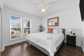 3 makuuhuonetta, työpöytä, silitysrauta/-lauta, vauvan matkasänky