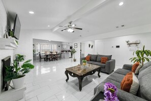 Smart TV, fireplace, computer monitors - Diamond Waters near DFW & Stadium with Private Pool (Fort Worth)