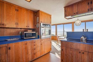 ثلاجة، ميكروويف، فرن، موقد طه�ي مسطح