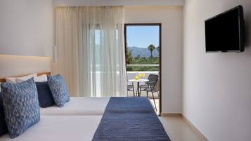 Habitación cuádruple familiar, balcón, vista a la ciudad | Caja de seguridad en la habitación y wifi gratis