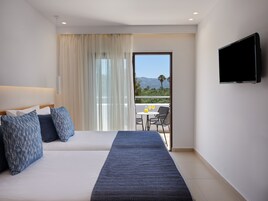 Quarto quádruplo família, sacada, vista para a cidade | Cofres nos quartos, Wi-Fi de cortesia