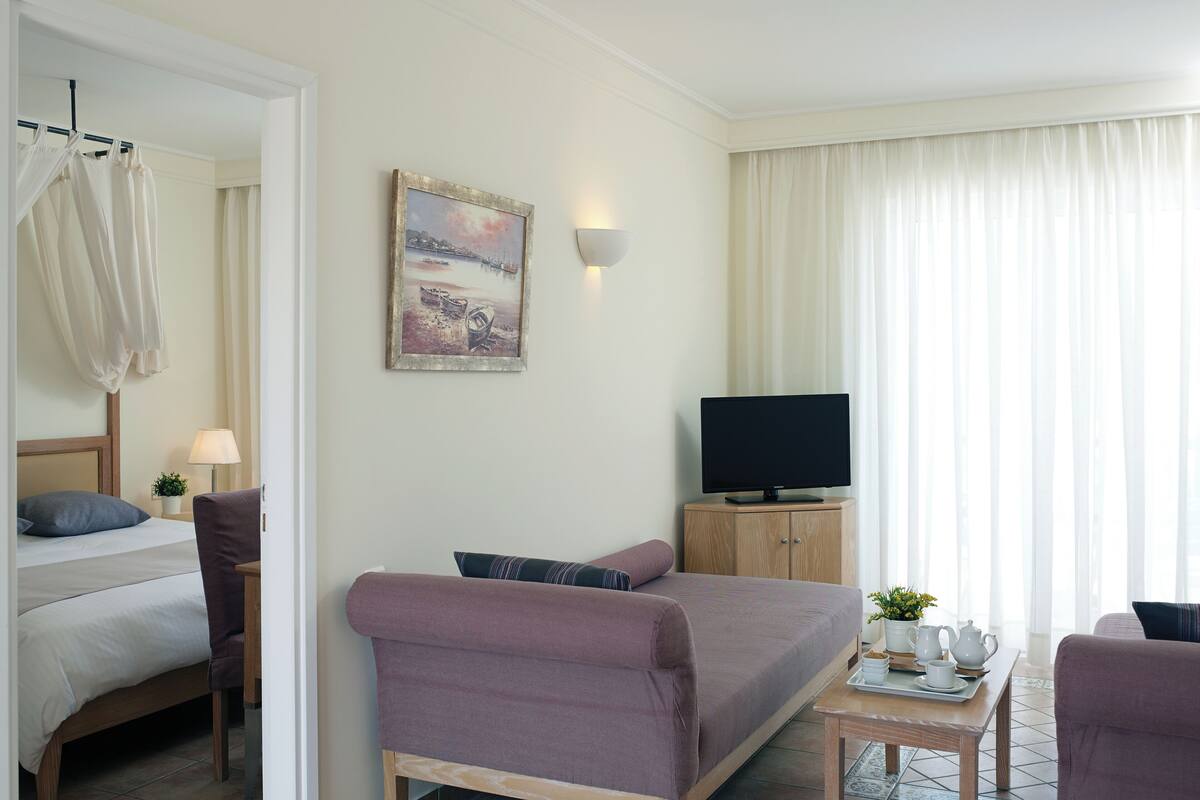 Suite – classic, balkong, byutsikt | Safe på rommet og wi-fi (inkludert)