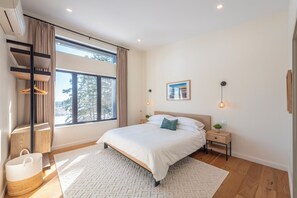 3 soverom, skrivebord, strykejern/-brett og reiseseng for barn