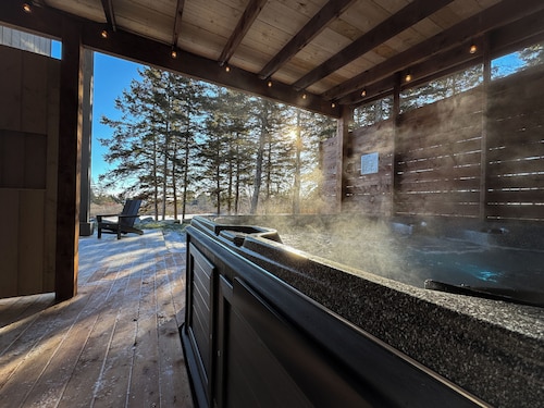 Modern Beach House | 90-Sec Walk to Pristine Beach | Hot tub