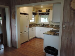 Fridge, microwave, oven, stovetop - Adorable, cute as a button Keuka Lake view cottage, Close to everything! (Penn Yan)
