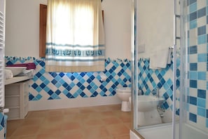 SĂšche-cheveux, bidet, serviettes fournies, savon