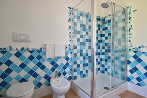 Hårtørrer, bidet, håndklæder, Sæbe