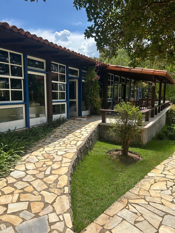 Vista frontal de la propiedad