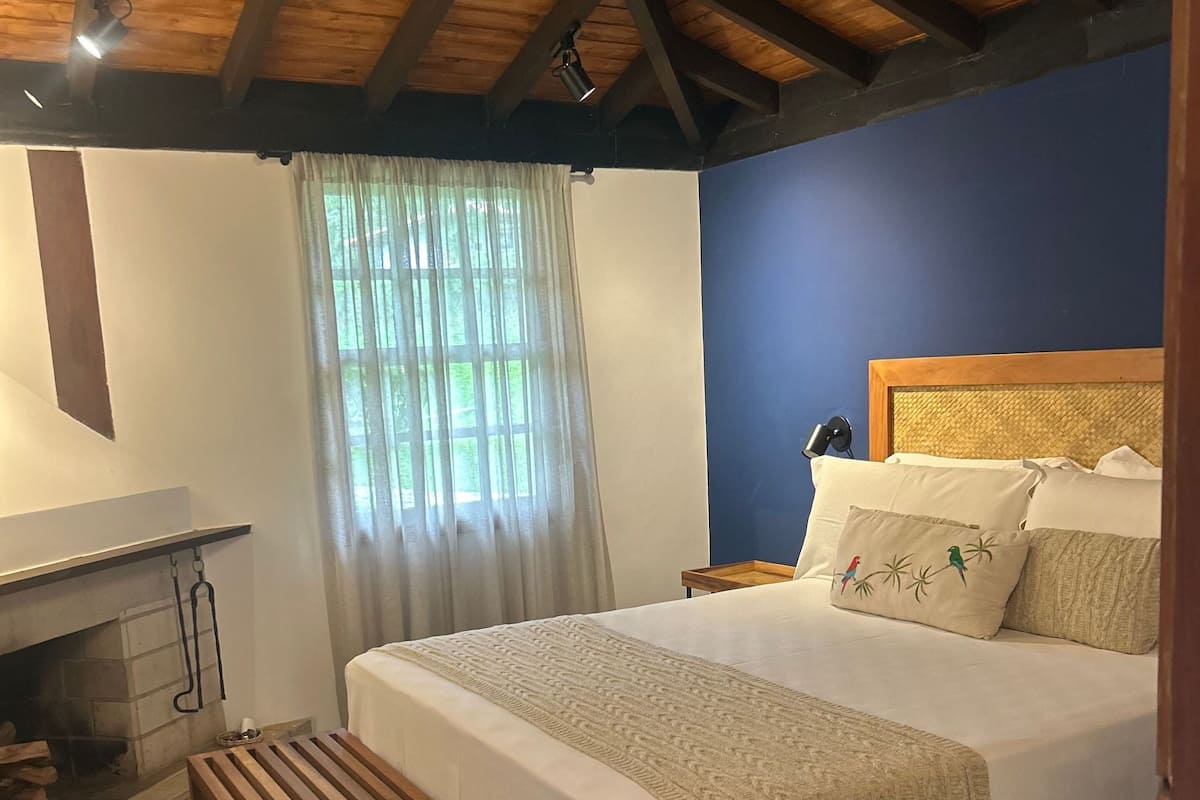 Chalet estándar, vista al patio | 1 habitación, minibar, caja de seguridad en la habitación y escritorio