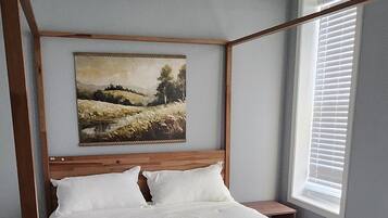 4 bedrooms, iron/ironing board, bed sheets